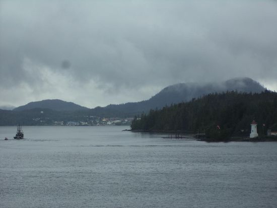 Dann kommt Bella Bella und hier ist wieder Stopp. Wir fahren an dem Leuchtturm vorbei zur Anlegestelle.