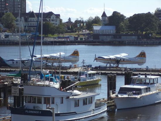 Schiffe und Flugzeuge im Hafen von Victoria