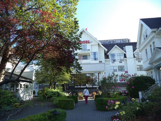 An einem kleinen Hotel trinken wir Kaffee und genießen die Sonne und die schönen Blumen im Garten. Dann geht's mit dem Bus zurück zum Campingplatz.