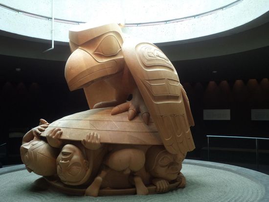 Es gab auch noch andere Kunstwerke zu sehen, die aus neuerer Zeit stammen, der Rabe und der erste Mensch ist die Holzskulptur benannt.