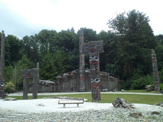 Wir haben uns auch noch draußen umgesehen, hier stehen die Holzhäuser der Indianer mit den Totems davor. Auch diese sind wieder riesig.