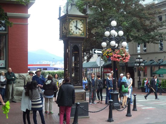 Außerdem gibt es hier eine kuriose Uhr, die mit Dampf betrieben wird. Sie stammt aus dem Jahr 1899. Der Dampf entwich oben aus Ventilen.