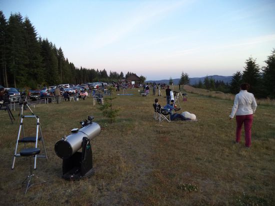 Heute ist Sommersonnenwende und hier oben im Park findet eine Session der Sterngucker statt, die die Sterne beobachten.