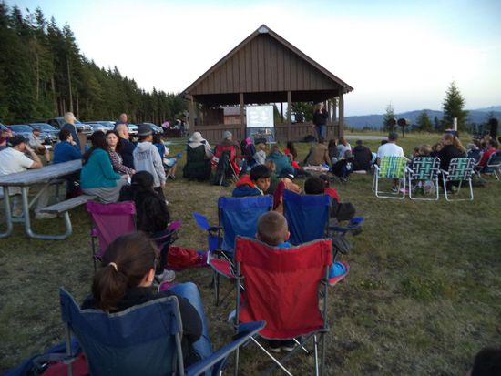 Es wird ein Vortrag gehalten, daß der Mars, die ISS und später der Saturn mit seinem Ring zu sehen sei.