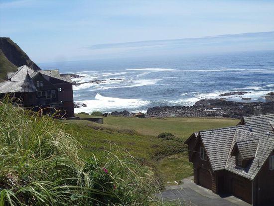 Es ging weiter an der Küste entlang, ab und zu lagen schöne Häuser direkt am Ufer mit unverbaubarem Blick aufs Meer.