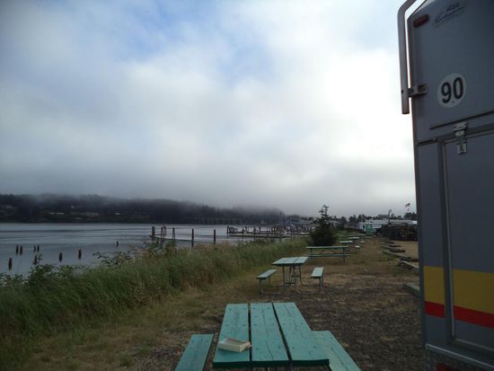 bis zu unserem Stellplatz an der Bay - 
Am Abend war es dann total nebelig.