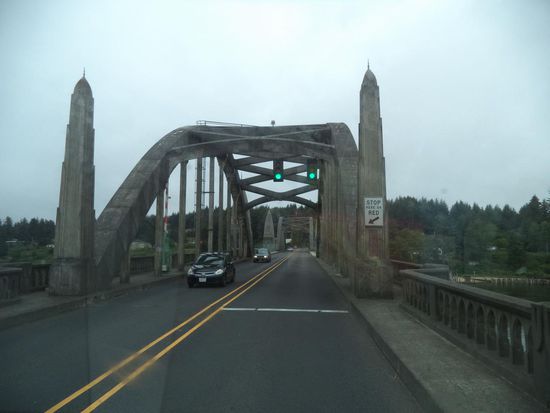 zuerst gehts über die Brücke