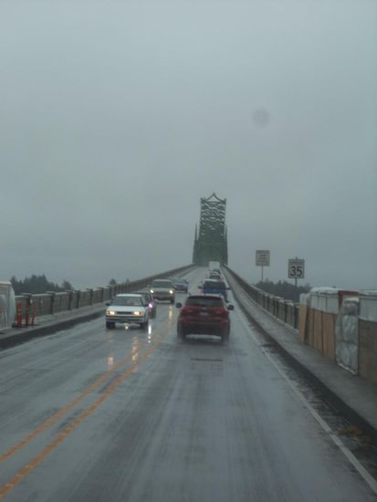 weiter gehts im Regen auf die nächste Brücke
