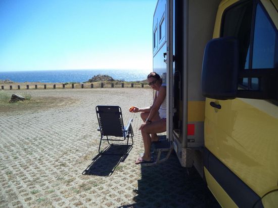 wir stehen auf dem großen Parkplatz ganz allein im Wind