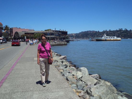 In Sausalito ist viel los, Fähren bringen Touris von S.F. her und es fahren viele Leute mit Fahrrädern.