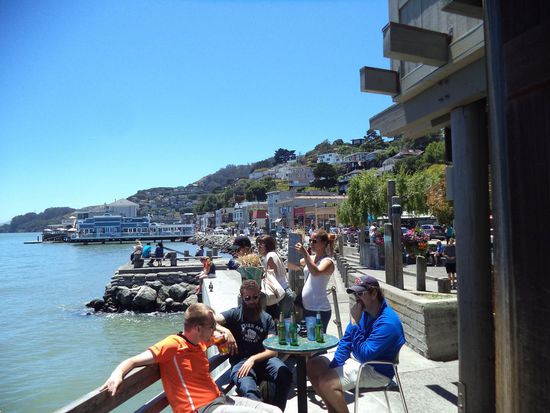 An einem kleinen Restaurant mit Blick auf S.F. essen wir dann eine Kleinigkeit.