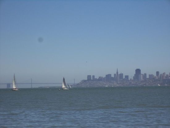 Der Blick auf die Stadt ist noch etwas dunstig, aber man erkennt z. B. die Pyramide.