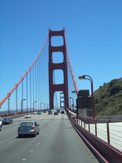 Dann fahren wir weiter und kommen auf die Golden Gate Brücke. Wie man den Toll bezahlt und wo man die entsprechende Karte kriegt, haben wir nicht raugekriegt, also sind wir ohne eine Ticket darüber gefahren.