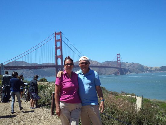 An einem Parkplatz fahren wir links raus auf einen Parkplatz und haben dann einen schönen Blick über die Brücke.  
Wir haben heute Glück, denn es soll öfter Nebel geben, so daß man die Brücke gar nicht sehen kann.