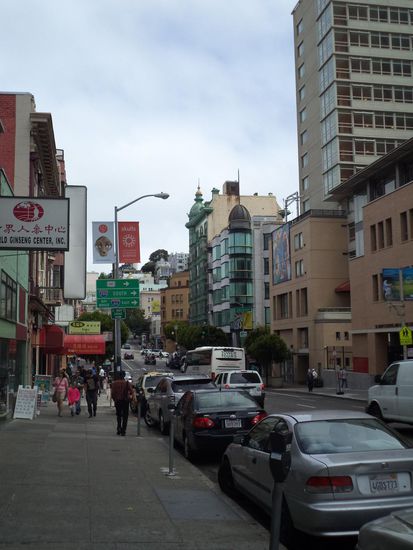In Chinatown hat der Bus angehalten und wir sind durch Chinatown gebummelt. Dann sind wir die Columbus Avenue entlang gelaufen, da kam ein italienisches Restaurant, in dem Fußball übertragen wurde. So haben wir hier dann die erste Pause eingelegt und zugeschaut.