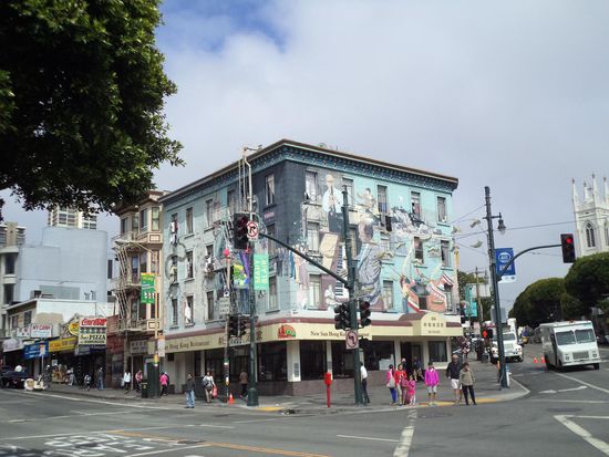 Nach dem Spiel sind wir dann weiter auf der Columbus Avenue gebummelt und kamen an kuriosen Häusern vorbei. Hier sind Musiker u. a. Glenn Miller zu sehen.