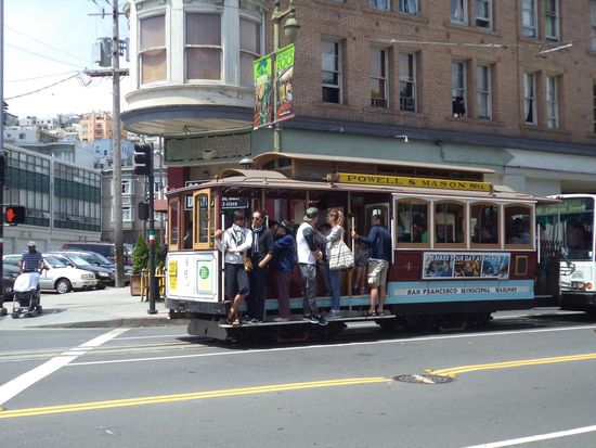 dann sahen wir die Cable Car, sie konnte leider nicht fahren, da ein Bus eine Panne hatte, die Störung sollte über eine Stunde dauern. Wir sind dann auch nicht mitgefahren.