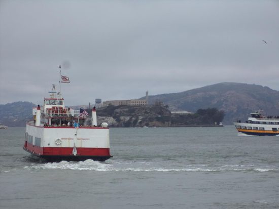 Dann gings zu Fisherman's Wharf, hier hatten wir trotz des Nebels einen Blick auf Alcatraz, der ehemaligen Gefängnisinsel.