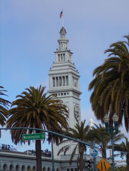 Unten wieder am Hafen angekommen, gehen wir zum Ferry Building mit dem Uhrenturm, der nach der Ghiralda von Sevilla gebaut wurde.
Dann nahmen wir den Shuttlebus zurück zum Platz.