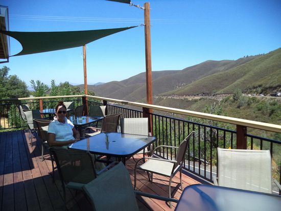 Bis Stockton, wo wir einen kleine Mittagspause einlegen ist der Wald grün.