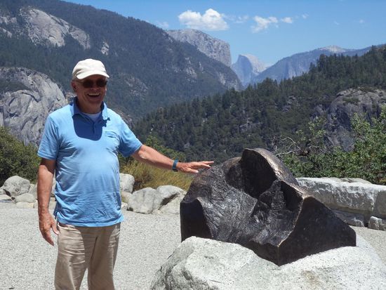 vorne in Bronze der Berg, der ganz hinten liegt