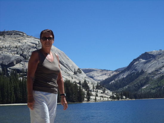 Der See liegt vor den riesigen Felsen in der Sonne.