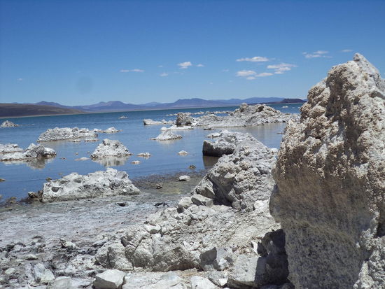 Es bildeten sich im Laufe der Zeit Kalkablagerungen, die sich vom Grund auf aufbauen, ebenso gibt es an den Inseln heiße Quellen im See.