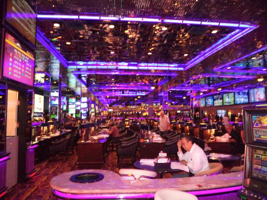 Es war ganz schön voll. Die Leute spielten an Automaten, Black Jack und Roulette. Wir haben uns an die Cafébar gesetzt und Waffeln egessen. 
Wir haben schnell ein Foto geschossen, denn das ist verboten. 
Zum Glück merkt man hier nichts vom Nationalfeiertag - alle sind mit spielen beschäftigt und haben keine Zeit.