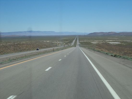 Die Strecke geht schnurgeradeaus und es ist ziemlich langweilig. Im Nichts taucht dann ein Schild auf, daß Anhalter mitzunehmen verboten ist, denn wir sind im Bereich eines Gefängnisses.