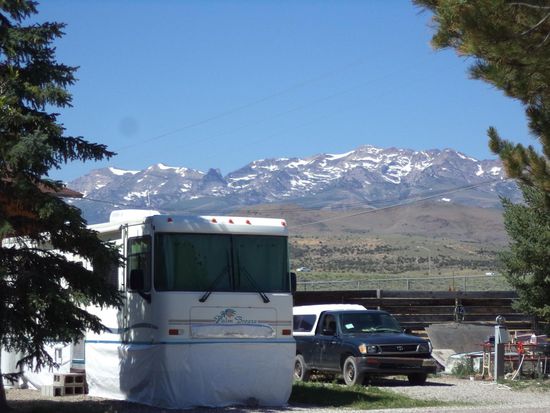 und in der Ferne die schneebedeckten Berge