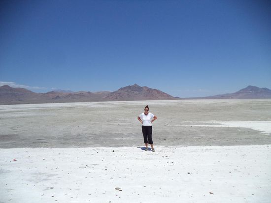 Man kann aber gar nichts von der Strecke sehen, nur das weiße Salz. Also kehren wir um und fahren wieder auf die 80 weiter Richtung Salt Lake City.