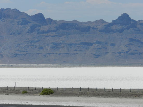 Von einem Aussichtspunkt an der  Autobahn haben wir dann nochmal versucht auf die Strecke zu schauen aber auch da sah man nur weißes Salz.
