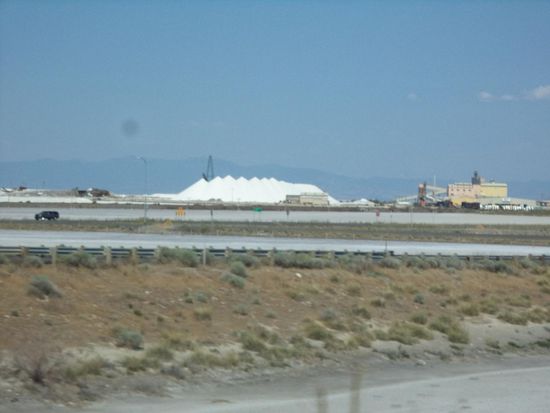 Weiter auf der Strecke kamen wir dann noch an Salzgewinnungsanlagen vorbei. Die weißen Salzhügel glänzten in der Sonne.
