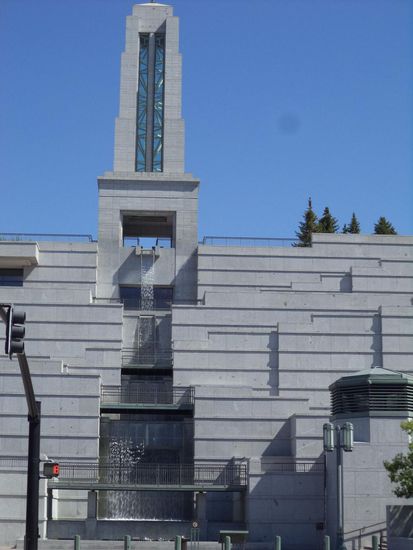 das Verwaltungsgebäude mit den Wassercascaden