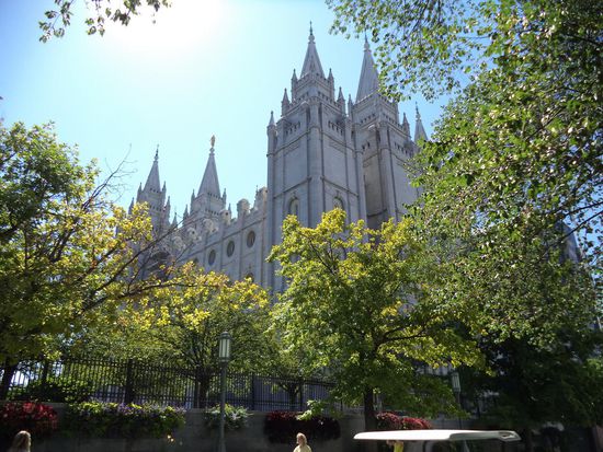 Dann kamen wir an den großen Tempel der Mormonen, der 1893 vollendet wurde. Er liegt in einem großen Gelände mit Bäumen und Blumen. Den Tempel selbst konnte man nicht besichtigen.