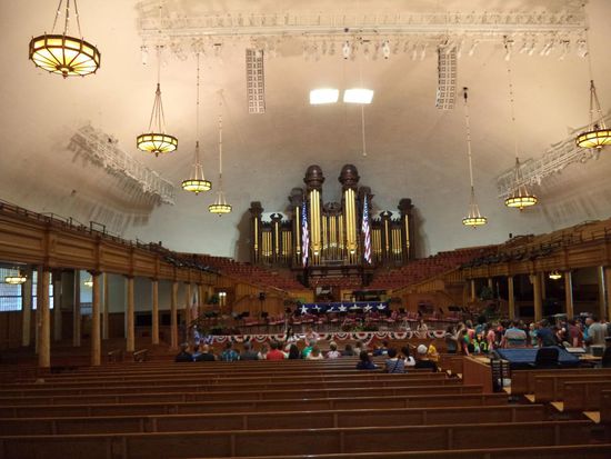 Aber wir konnten ins Tabernacel, hier finden täglich Konzerte statt. Die Orgel hat über 10.000 Pfeifen und das Gebäude hat eine hervorragende Akustik.