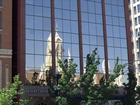 Wir sind dann weiter ins Zentrum gegangen, überall spielgelte sich der Tempel in den Fenstern.