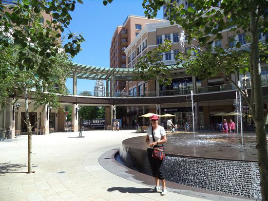 Wir sind dann weiter ins Zentrum gegangen, überall spielgelte sich der Tempel in den Fenstern. Es gab hier die edelsten Geschäfte von Mode bis zu Schmuck von Tifanny's.