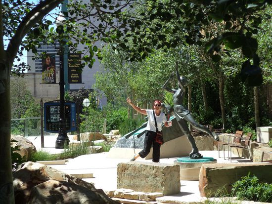 Die Winterolympiade 2002 hat auch überall ihre Spuren hinterlassen, es gab zahlreiche Monumente, hier sind ein Ski- und eine Eisläuferin zu sehen. Wobei das bei mir nicht so grazil aussah, aber es gab ja auch kein Eis.