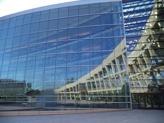 Daneben lag das supermoderne Gebäude der Stadtbibliothek. 
Wir sind hineingegangen, um uns ein wenig abzukühlen und Zeitschriften zu lesen.