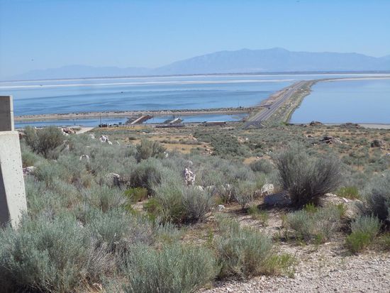 Der Blick auf den kleinen Hafen und die Straße, die die Insel mit dem Festland verbindet.