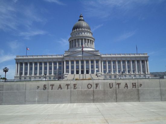 das imposante Capitol - 
Innen ist alles hell und aus Marmor, große Bilder sind an den Wänden. Aber es ist kaum jemand hier, muß wohl an Ferien liegen,. alle in Urlaub