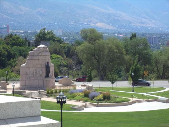 Vom Hügel sieht man auf die Stadt herab.