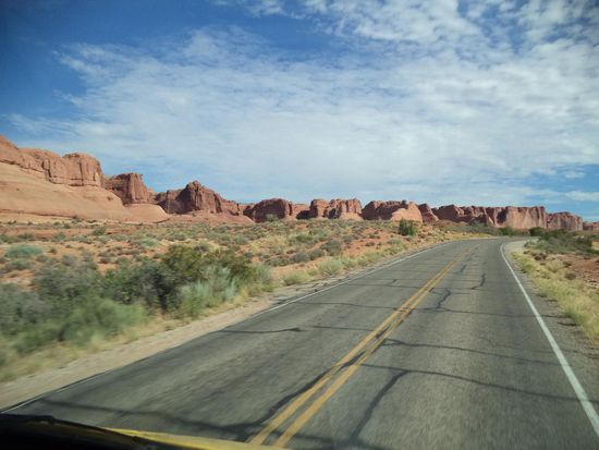 Es ging immer weiter auf der Parkstraße. Die Felswände lagen neben uns.