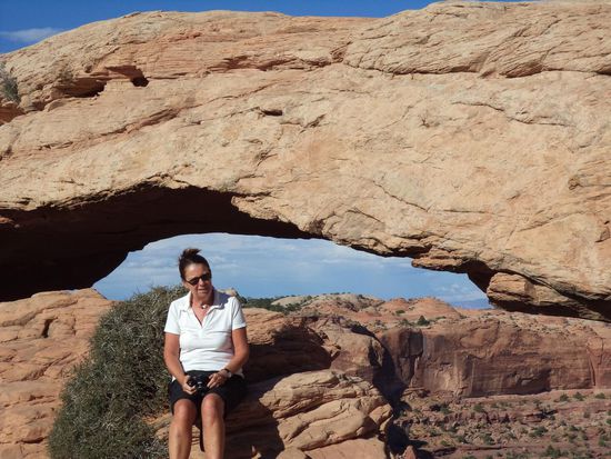 Auch gab es hier wieder einen Bogen, den mesa arch. Da mußten wir auch etwas länger hin wandern, dann aber hatten wir einen tollen Ausblick durch den Bogen.
