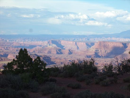 Blick in  - 
Dann schoben sich die Wolken vor die Sonne und im Schatten waren die Berge nicht mehr so gut zu sehen.
