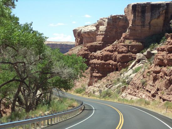 die Strße führt uns wieder durch die Felsen
