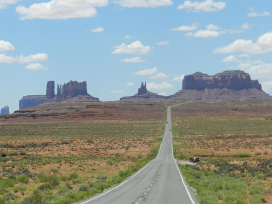 schnurgerade führt die Straße aufs Monument Valley zu