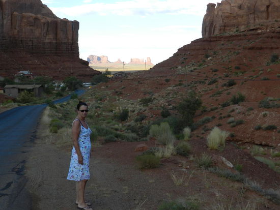 beim Abendsparziergang, auf den Felsformationen liegen die letzten Sonnenstrahlen
