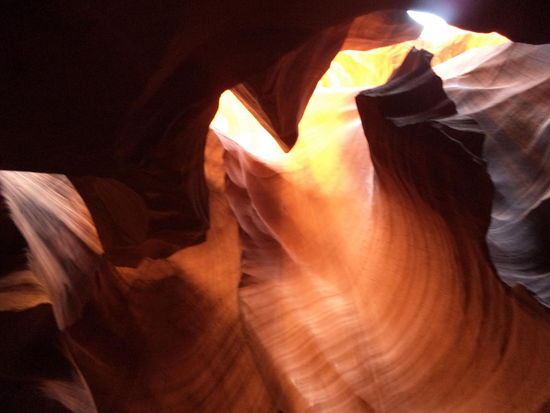 Wir gingen durch den 500 m langen Canyon, der viele Löcher nach obenhin hatte, durch die das Licht fiel. 
Es gab soviel zu fotografieren, daß ich gar nicht alle Bilder hier zeigen kann.